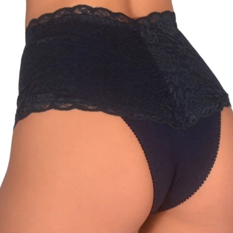 Mulher Usando Calcinha de Renda Preta